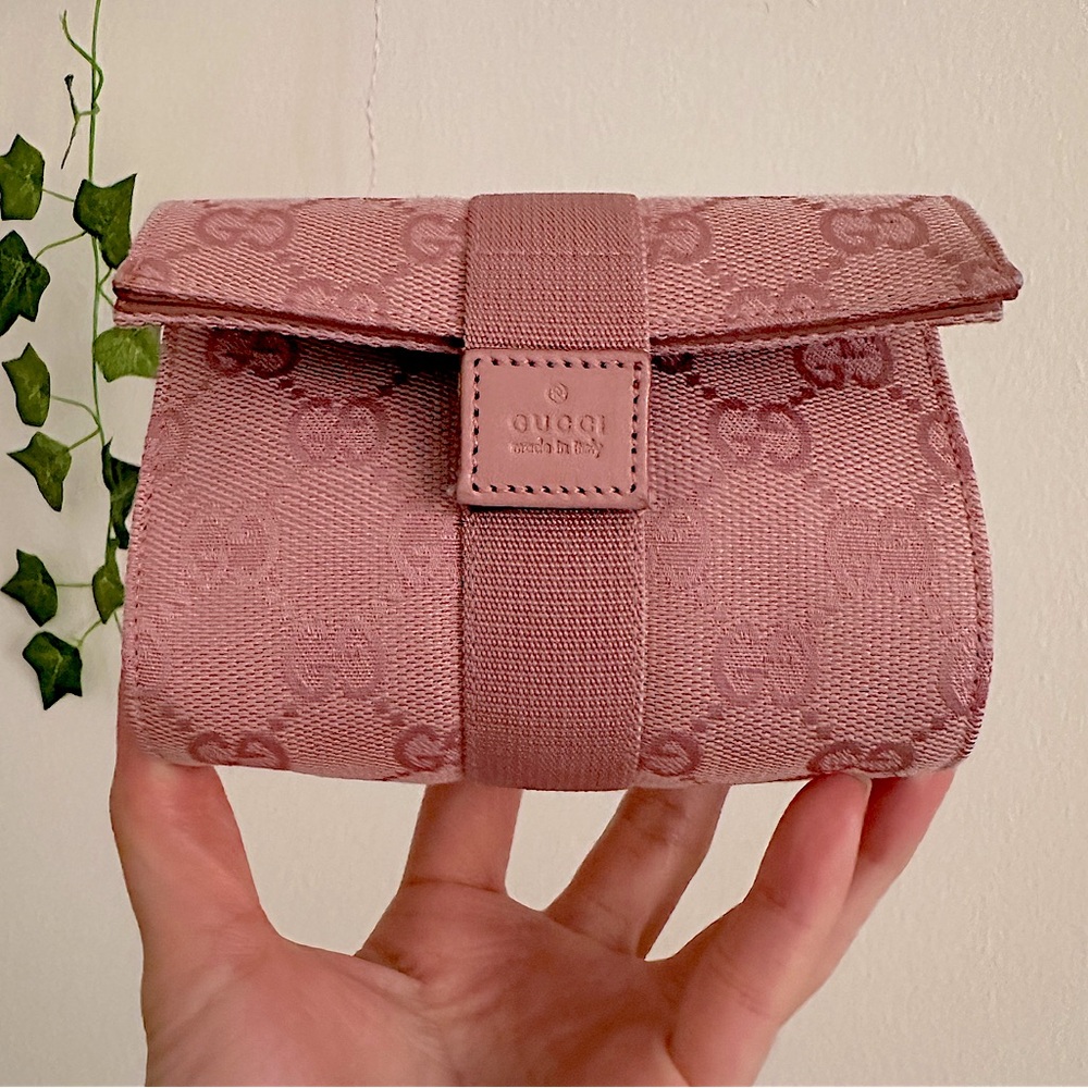 *RARE* GUCCI Pink GG Clutch